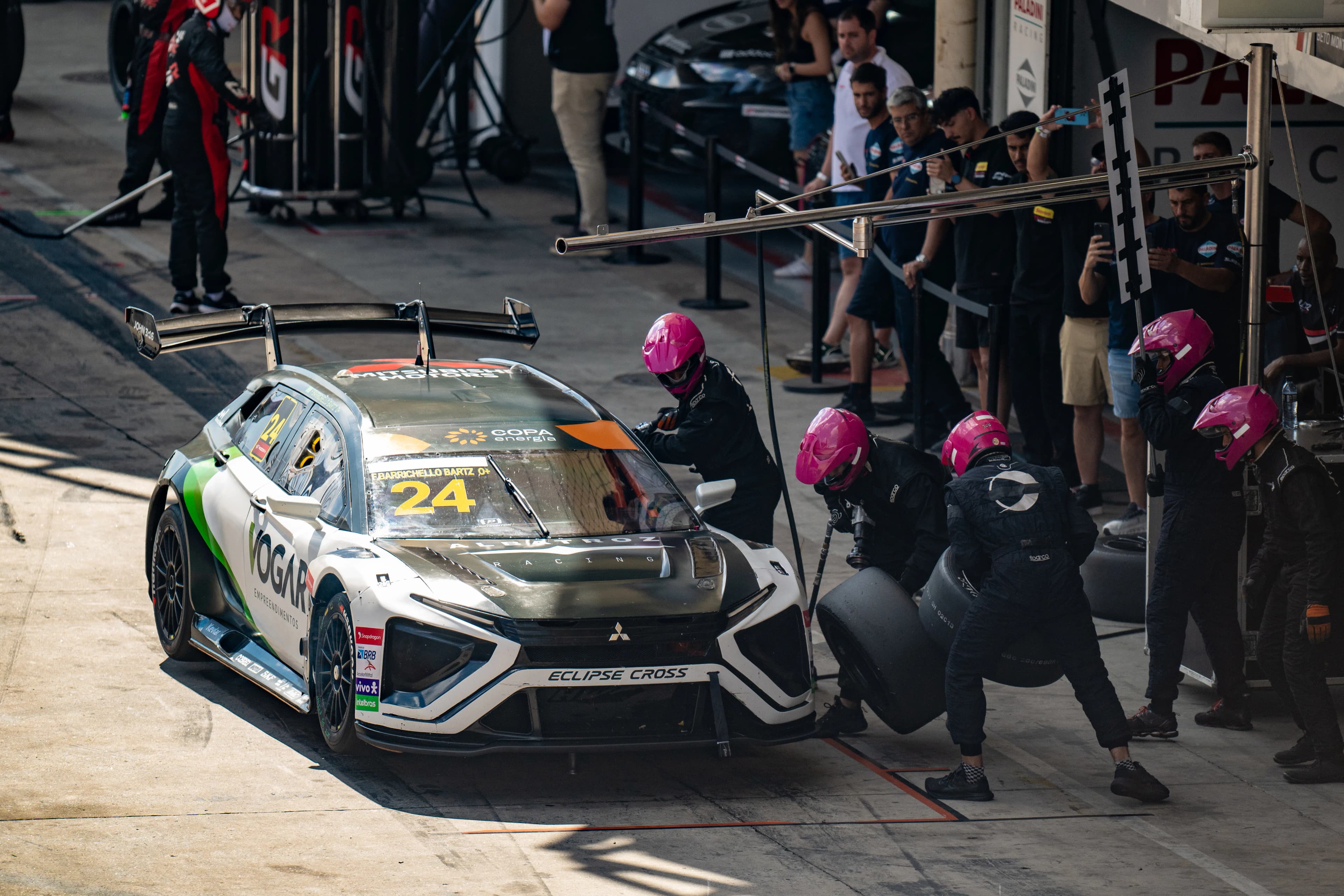 Carro acelerando na pista