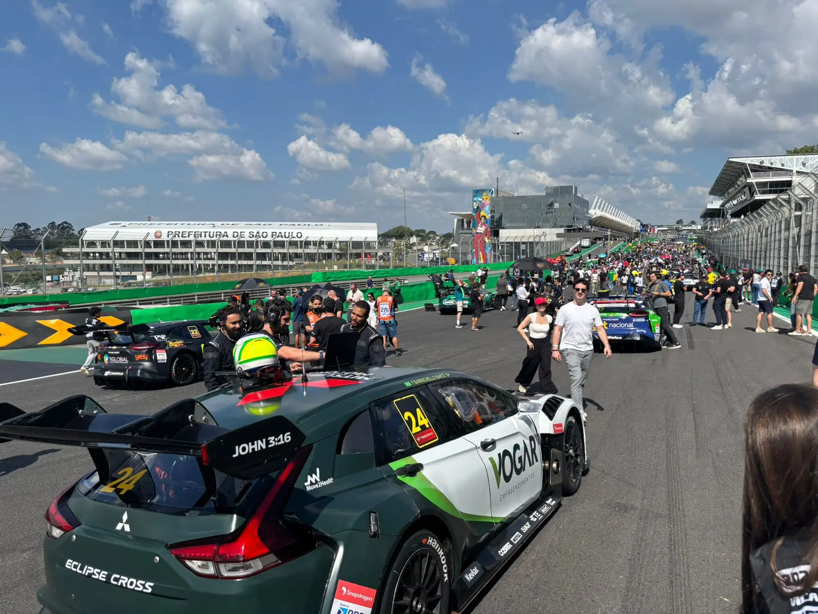Carros alinhados na pista